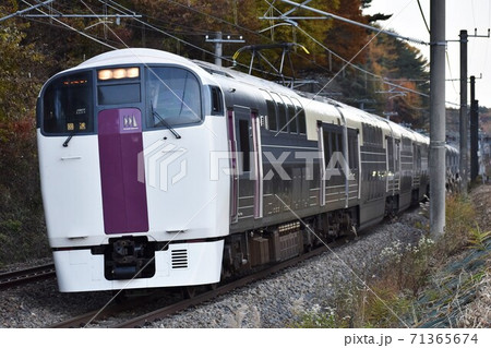 夕暮れの中央本線をゆく215系電車 71365674