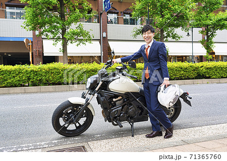 バイク通勤をするビジネスマン　横浜みなとみらい 71365760