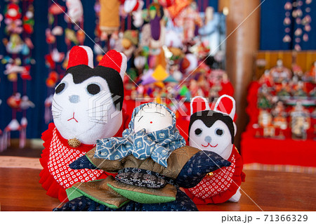 赤ちゃんのお守りをしている犬の吊るしびな 71366329