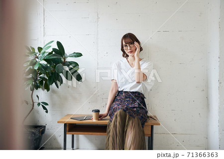 若い女性 71366363