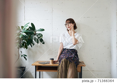 若い女性 若い女性 71366364