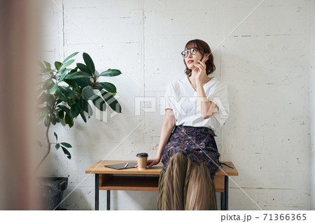 若い女性 71366365