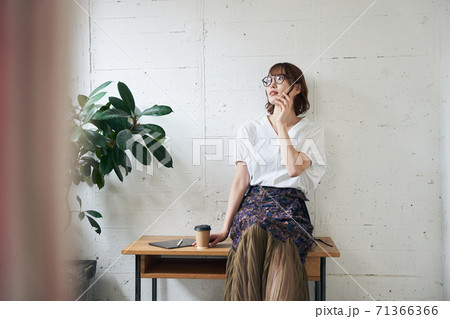 若い女性 若い女性 71366366