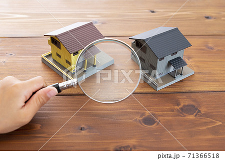 住宅模型と虫眼鏡 71366518