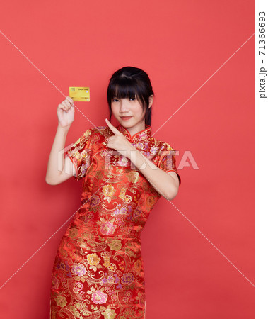 woman wear cheongsam with a credit card shopping 71366693