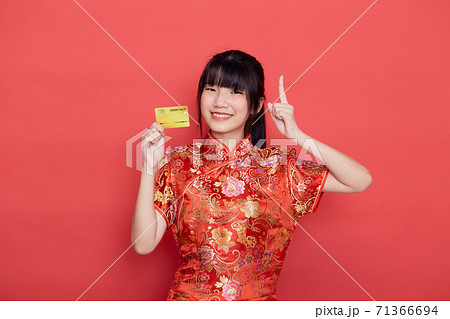 woman wear cheongsam with a credit card shopping 71366694