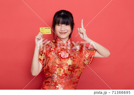 woman wear cheongsam with a credit card shopping 71366695