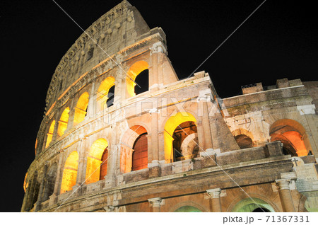 コロッセオの美しいライトアップ 71367331