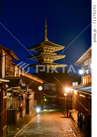 京都八坂通と五重塔 71370141