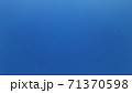 泡の浮かぶ海中の様なグラデーション背景画像 71370598