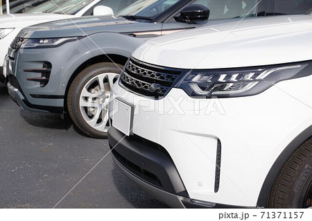 販売店に並ぶ車　輸入車のランドローバー 71371157