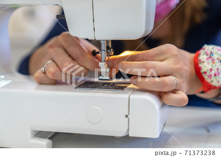 thread replacement in a sewing machine for stapling fabric 71373238