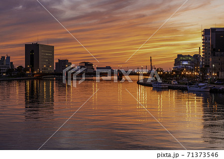 幣舞橋・釧路川に沈む夕日と夕焼け 幣舞橋・釧路川に沈む夕日と夕焼け 71373546