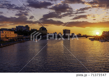 幣舞橋・釧路川に沈む夕日と夕焼け 幣舞橋・釧路川に沈む夕日と夕焼け 71373547
