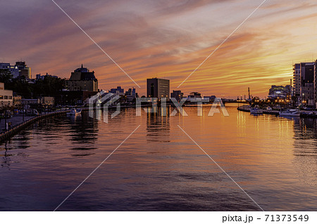 幣舞橋・釧路川に沈む夕日と夕焼け 幣舞橋・釧路川に沈む夕日と夕焼け 71373549