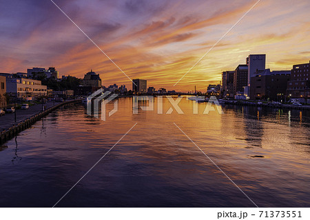幣舞橋・釧路川に沈む夕日と夕焼け 幣舞橋・釧路川に沈む夕日と夕焼け 71373551