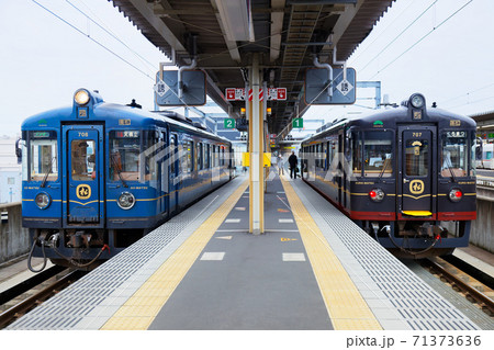 京都丹後鉄道　福知山駅に停車中の黒松号と青松号 71373636