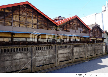 廃業した織物工場 71373998