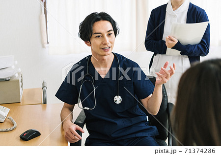 診察する医師 71374286