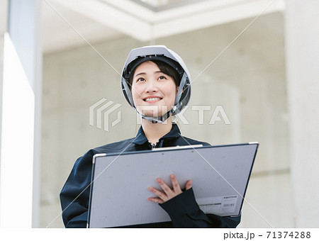 女性施工管理の仕事風景イメージ 71374288
