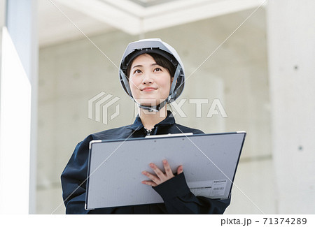 女性施工管理の仕事風景イメージ 71374289