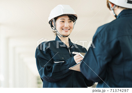 打ち合わせをする施工管理の女性 71374297