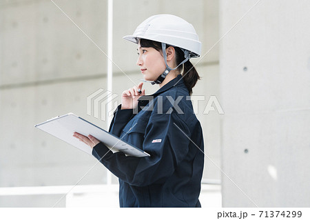 女性施工管理のポートレート 71374299
