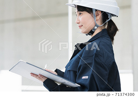 女性施工管理のポートレート 71374300