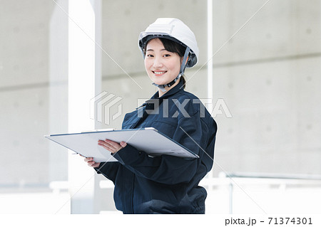 女性施工管理のポートレート 女性施工管理のポートレート 71374301