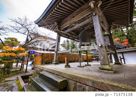 世界遺産　岩手中尊寺紅葉の鐘楼 71375138