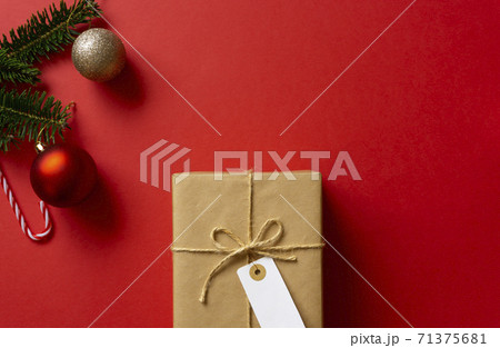 クリスマスの背景素材　もみの木と飾りとプレゼント。ショッピング、贈り物、オンラインショッピング、セー 71375681