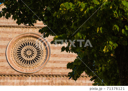イタリア アッシジのサンタ キアラ聖堂のファサードの写真素材