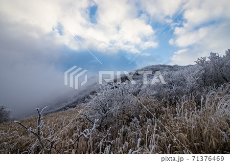九重連山の雪景色 九重連山の雪景色 71376469