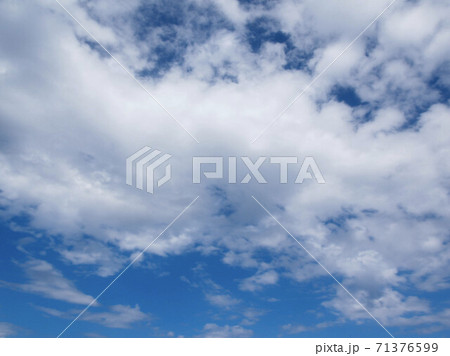 大空に映えるダイナミックな雲 71376599