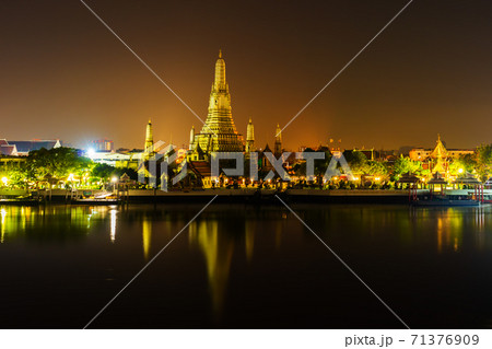 Wat Arun with Chao Phraya river at night in Bangkok, Thailand 71376909