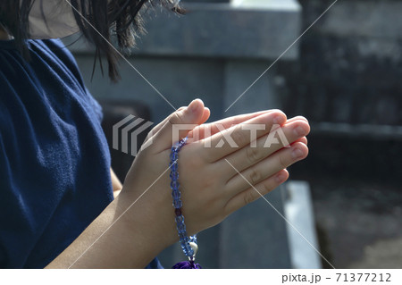 感染予防のマスクをした子供が祈る、お墓参りする。 71377212