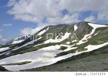 白雲岳と白雲岳避難小屋（北海道・大雪山） 71377273