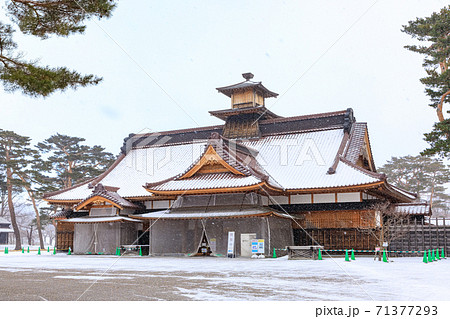 雪の積もった五稜郭の箱館奉行所 71377293