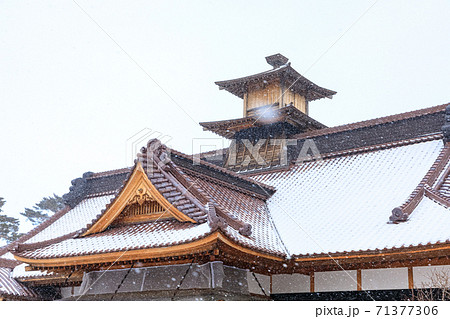 雪の積もった五稜郭の箱館奉行所 71377306