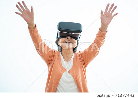 VRを楽しむシニア女性 VRを楽しむシニア女性 71377442