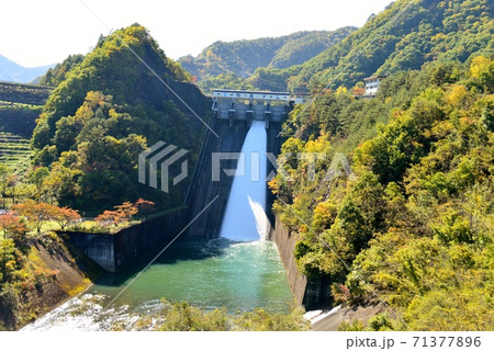 放水中の牧尾ダム 71377896
