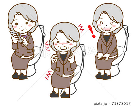 スーツを着た老年女性のトイレ 71378017