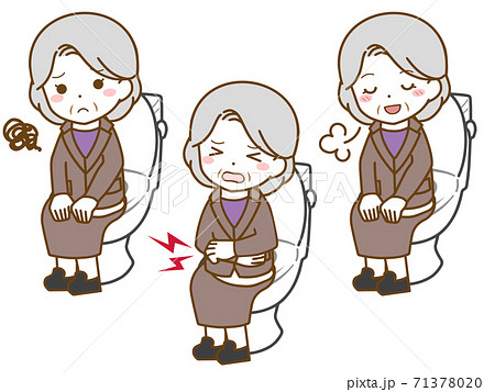 スーツを着た老年女性のトイレ スーツを着た老年女性のトイレ 71378020