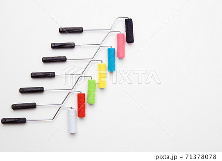 塗装色選びイメージ　7色の塗装ローラー　 71378078