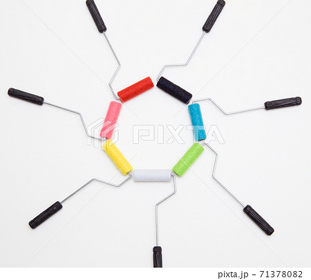 塗装色選びイメージ　カラフルな塗装ローラー 71378082