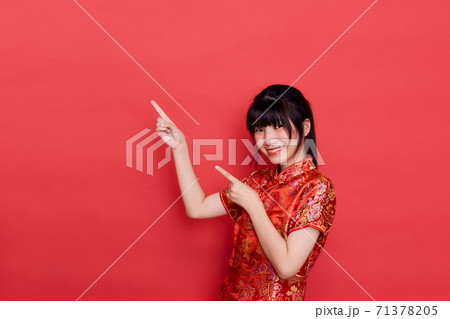 Asian woman wear Chinese dress Pointing to empty Asian woman wear Chinese dress Pointing to empty 71378205