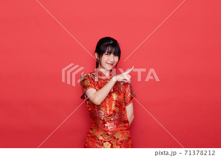 Asian woman wear Chinese dress Pointing to empty 71378212