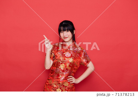 Asian woman wear Chinese dress Pointing to empty Asian woman wear Chinese dress Pointing to empty 71378213