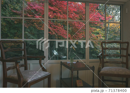 窓越しに楽しむ雨の紅葉(栃木県日光市・英国大使館別荘記念公園 窓越しに楽しむ雨の紅葉(栃木県日光市・英国大使館別荘記念公園 71378400