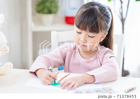 お絵描きをする女の子 71378455
